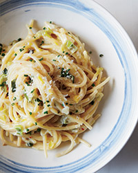 201404-r-creamy-one-pot-spaghetti-with-leeks